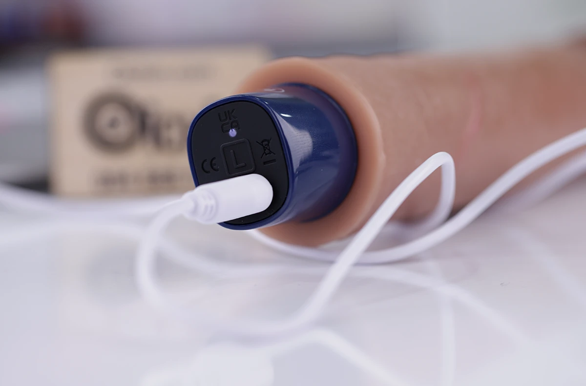 Lovetoy Softee Real 9 inch sử dụng cáp USB tiện lợi