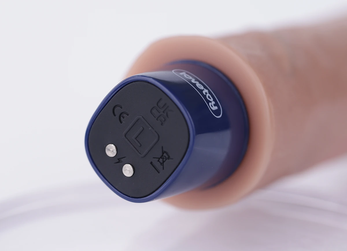 Nút điều khiển ngay bên dưới dụng cụ sex giúp bạn kiểm soát cuộc yêu dễ dàng