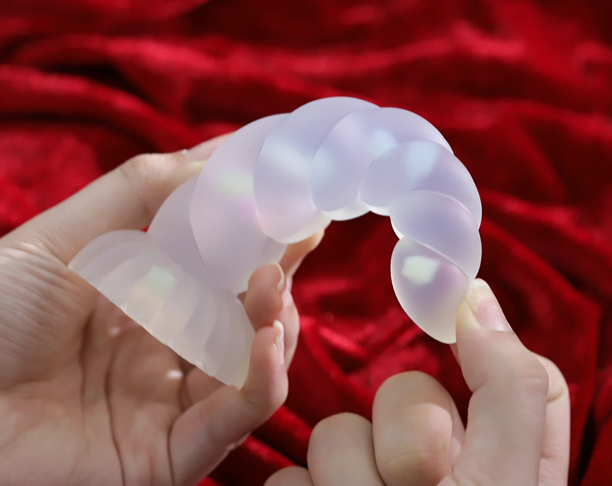 Chất liệu silicone của cu giả gân xoắn rất mềm mại và dẻo dai