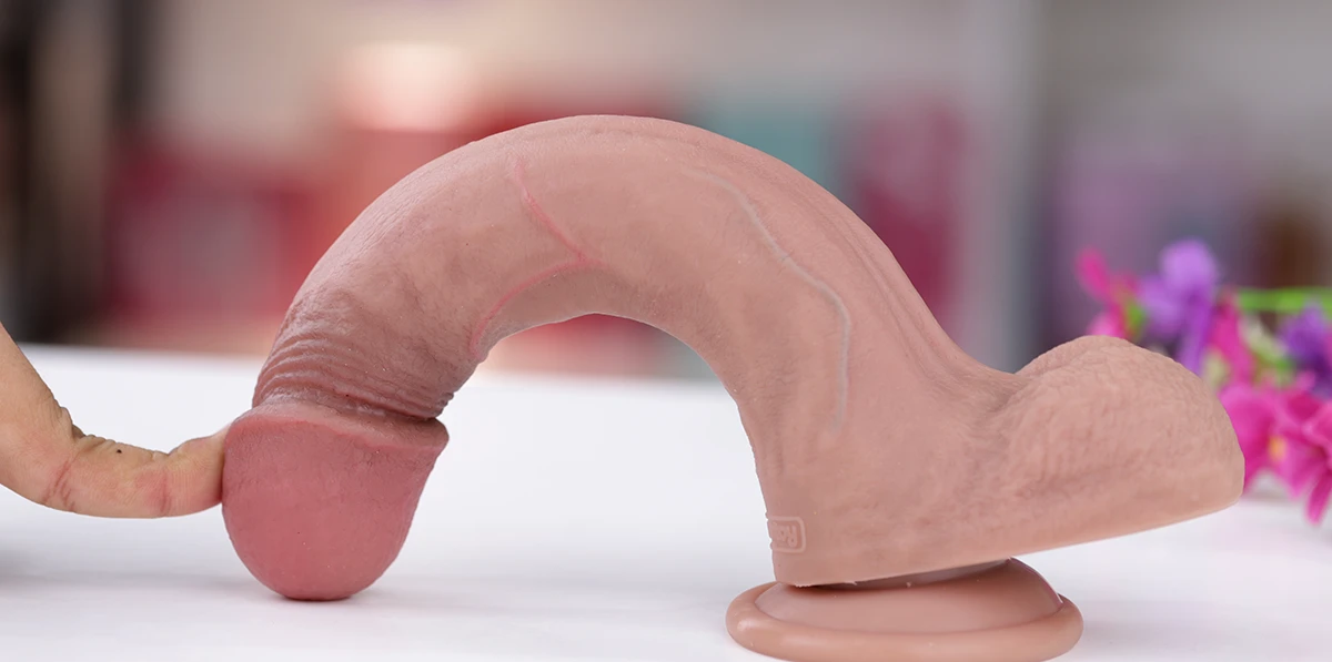 Dùng nước rửa sạch hoặc dùng thêm dung dịch vệ sinh sextoy để sạch sẽ