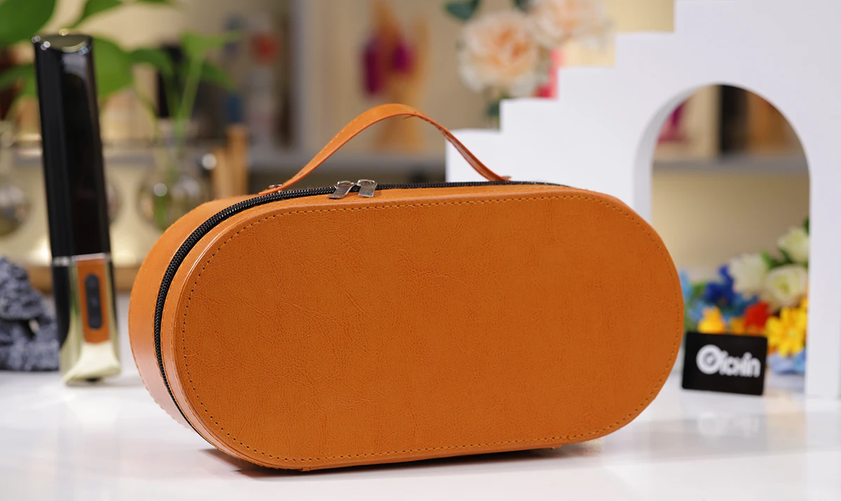 Đựng trong một chiếc túi da 