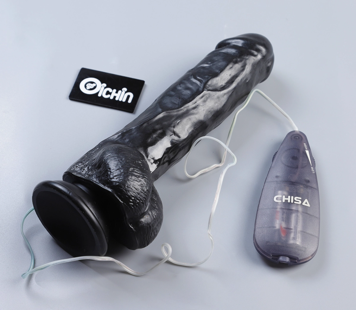 Thiết kế màu đen mạnh mẽ, kích thước khủng