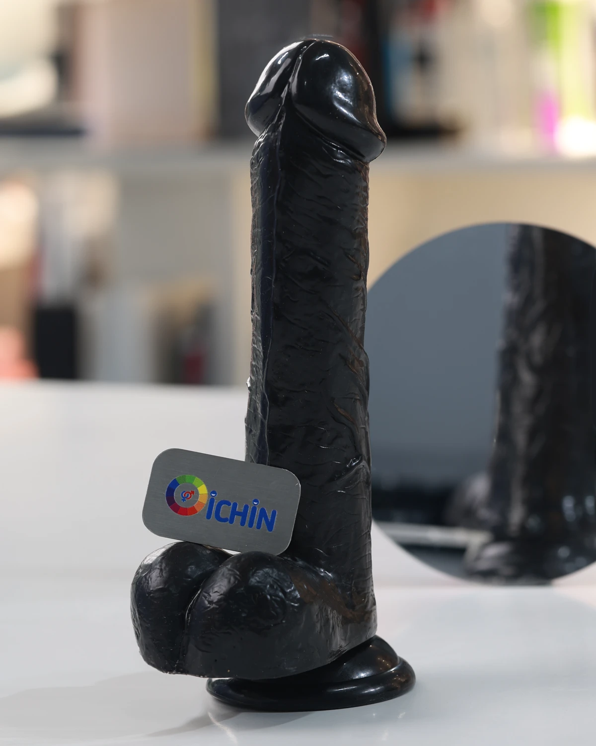 Thiết kế chân thực, màu đen mạnh mẽ