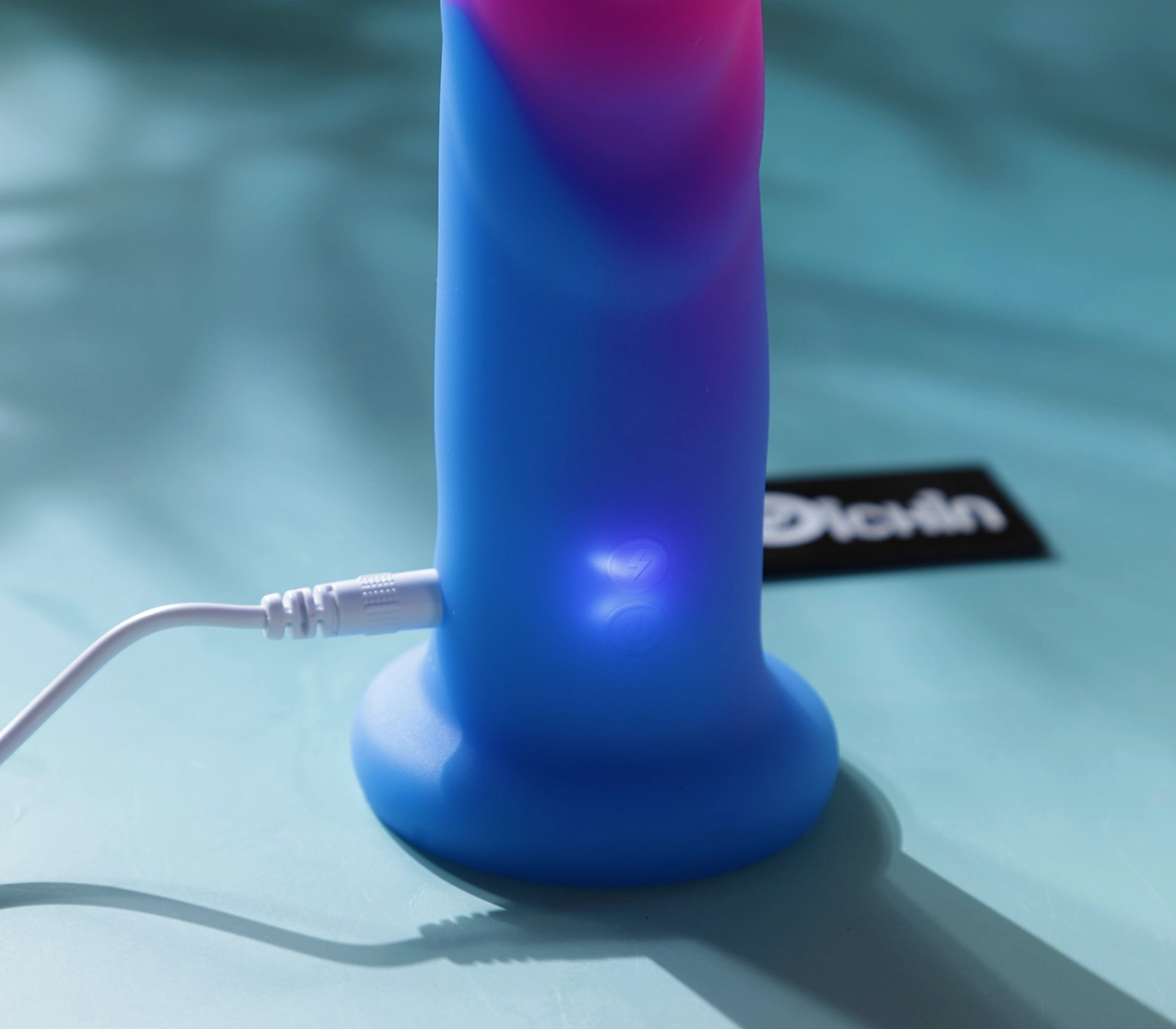 Cắm sạc vào đèn sáng