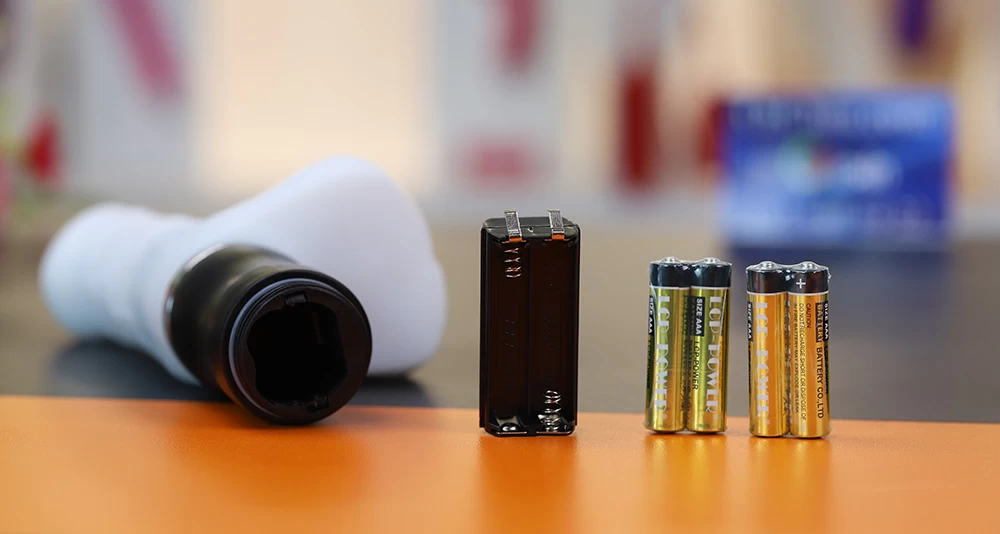 Dùng 4 pin AAA để hoạt động