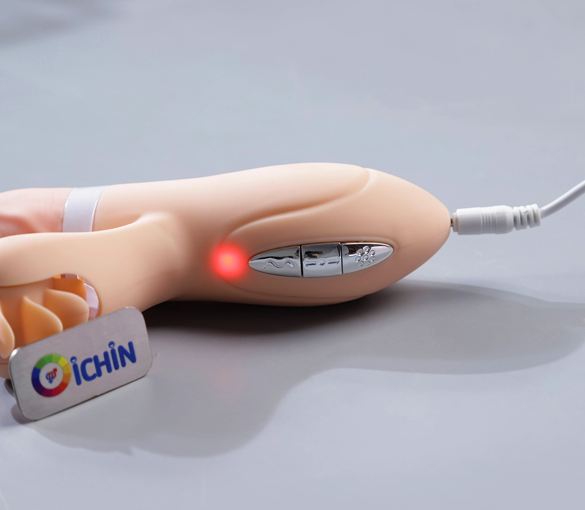 Cắm sạc vào đèn sáng 