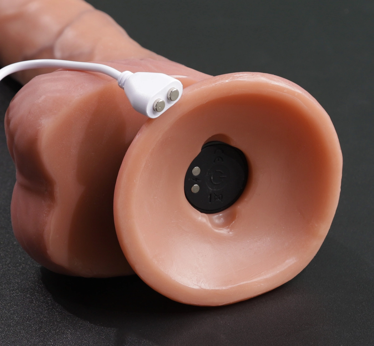 Chân sạc từ tính kết nối ngay chỉ với một cú chạm 