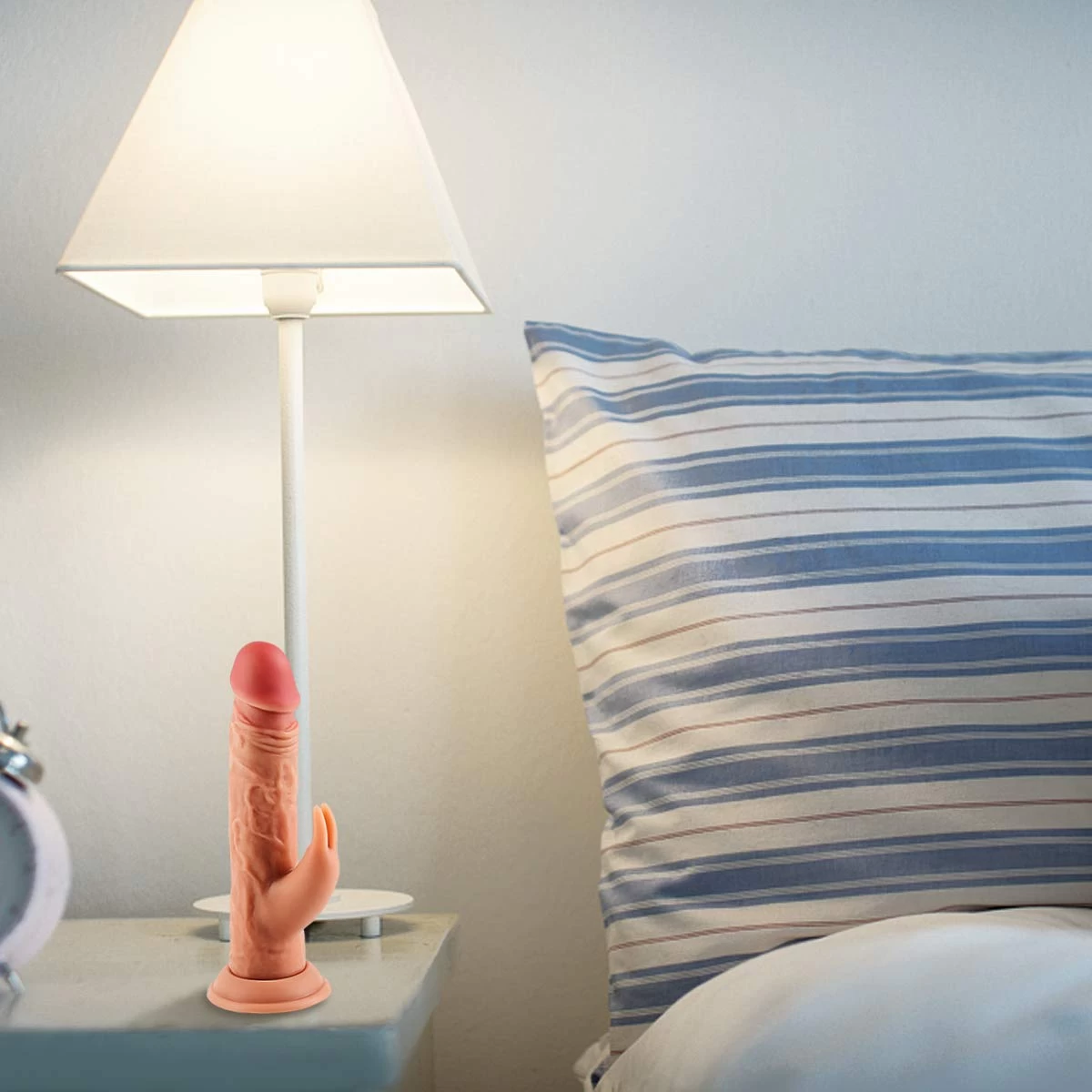 Dương vật giả của Loving World có đế gắn tường chân không chắc chắn