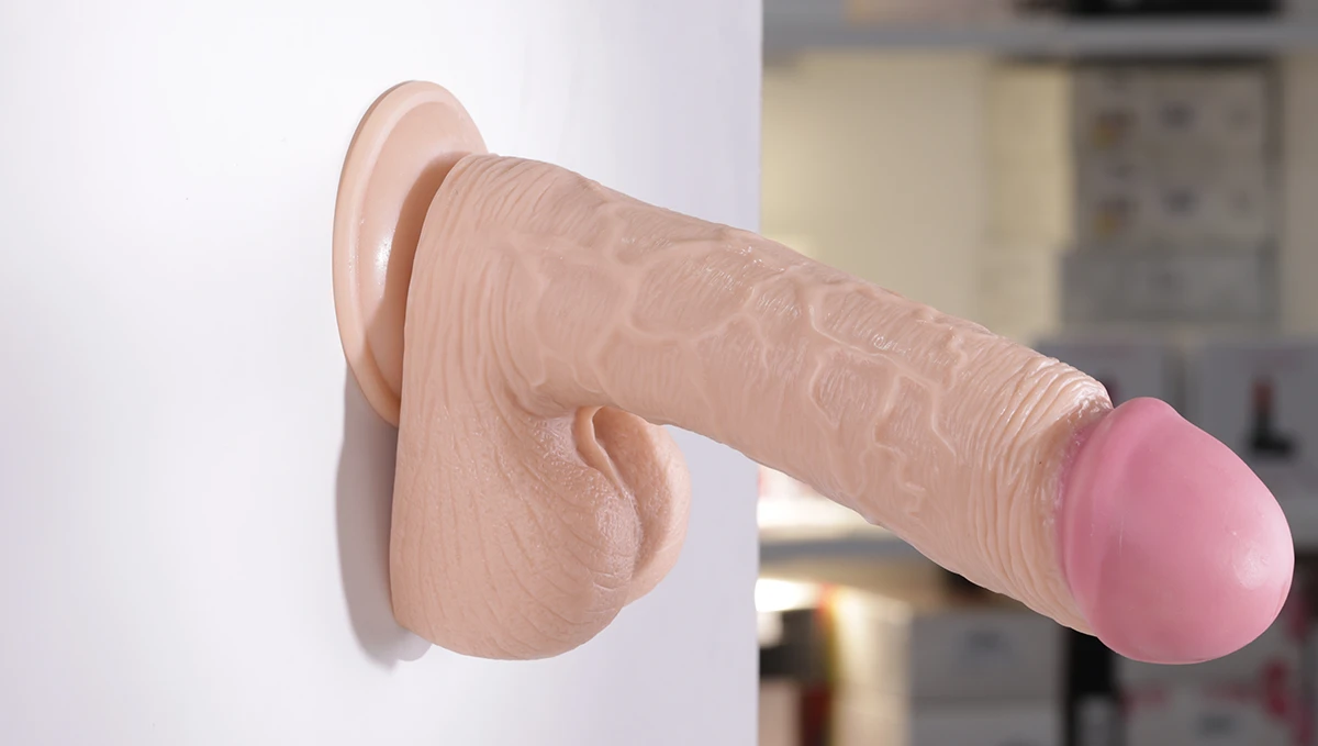 Cu giả của Lovetoy còn có đế hít tường chắc chắn 