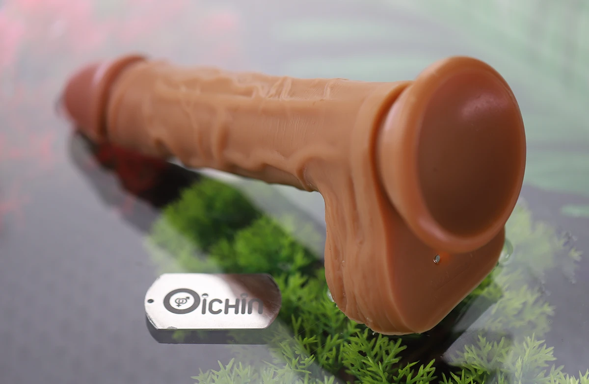 phía dưới bìu có 2 nút kim loại dùng để bật/tắt, điều khiển dương vật khi không có remote