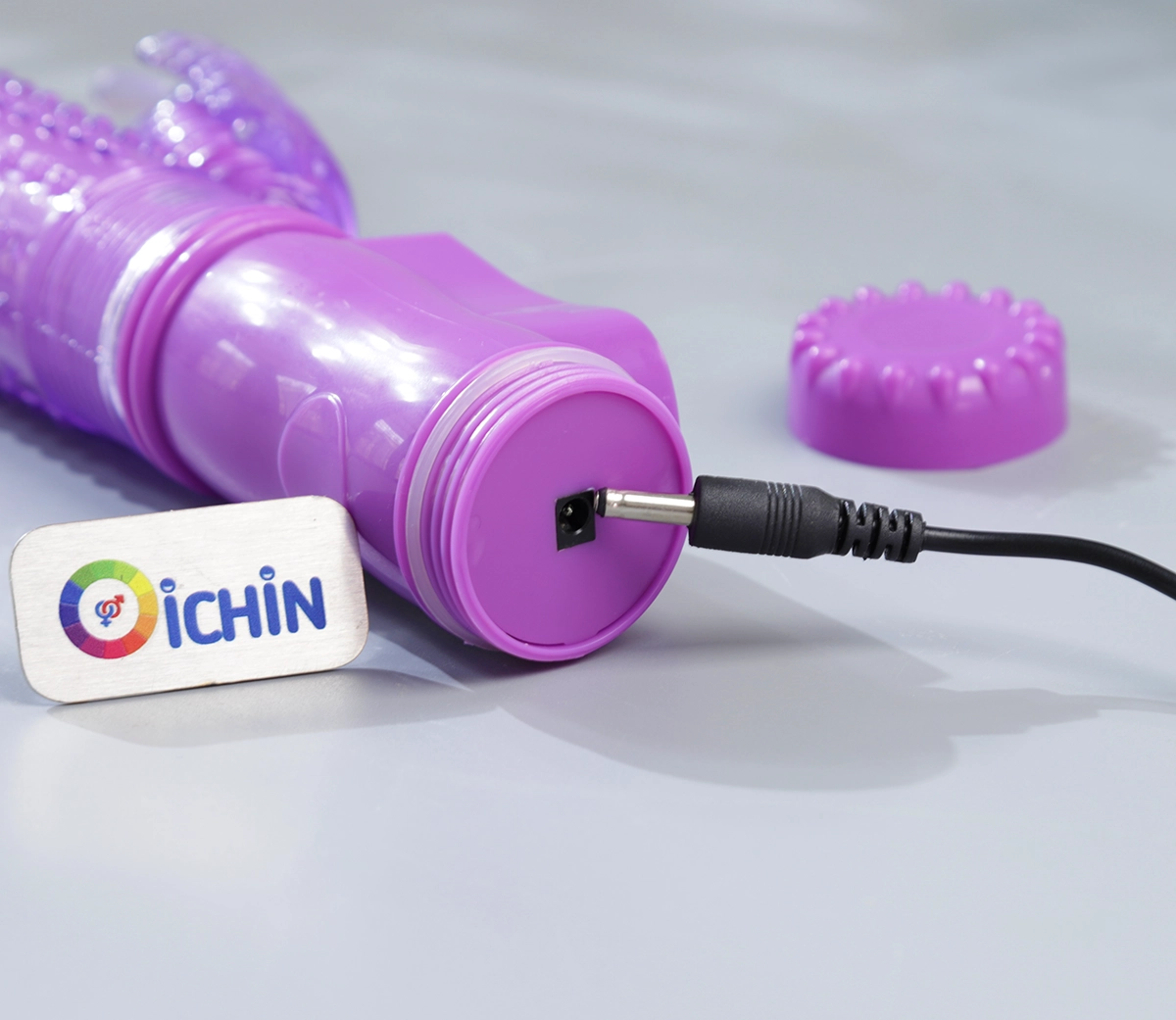 Cắm sạc vào đuôi của dương vật giả