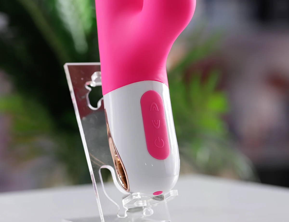 Mang theo dương vật có rung của Loving World có bộ phận điều khiển ngay trên thân máy