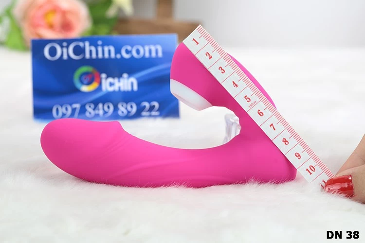 đầu còn lại cũng vừa vặn để rung đẩy hột le, sướng tê tái