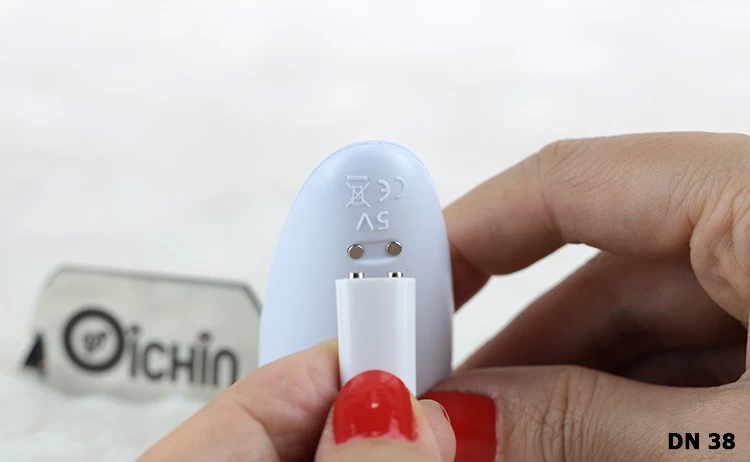 điều khiển cũng dùng pin sạc từ tính nhé. Rất tiện lợi