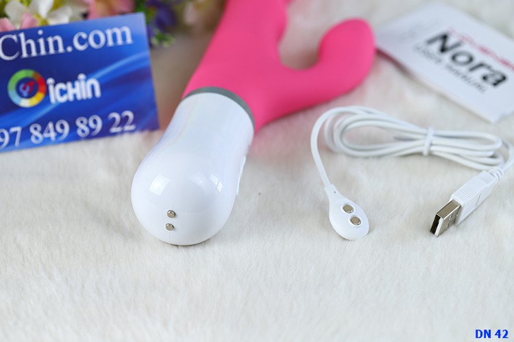 cu giả Nora sử dụng pin sạc từ tính. Chỉ cần đưa lại gần là nó sẽ hút và vào điện. Cổng USB sẽ cắm vào cục sạc điện thoại, laptop,...