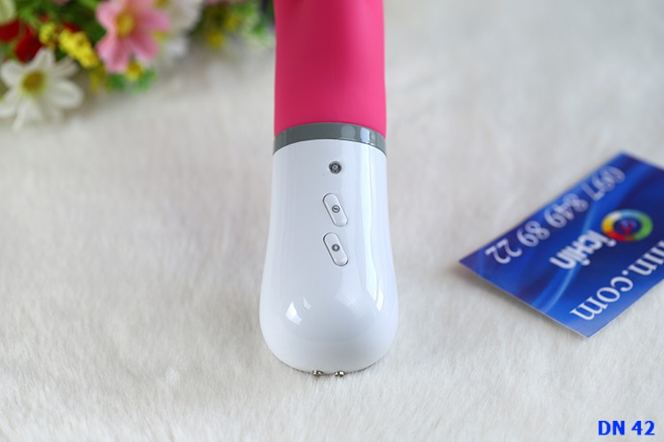 Ấn giữ 3-5s nút nguồn ( phím gần đèn ) của sản phẩm, để khởi động. 2 phím trên thân máy này có thể điều khiển tăng, giảm tần số, thay đổi chế độ rung khi không dùng smartphone.