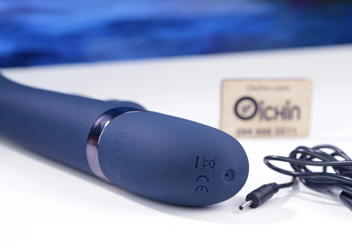 Dương vật giả Darker Oh My này tích hợp cổng sạc USB 