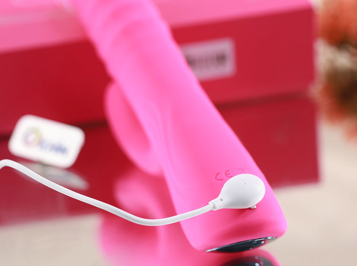 Cắm sạc vào để sạc sextoy