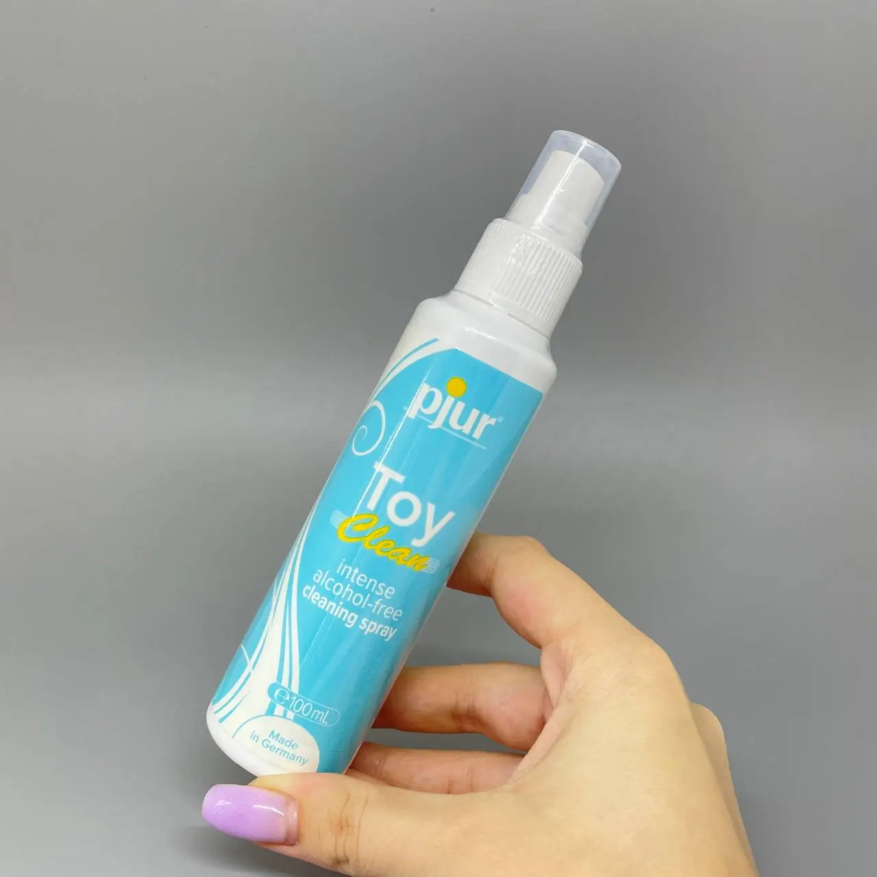 Dạng chai xịt dễ sử dụng