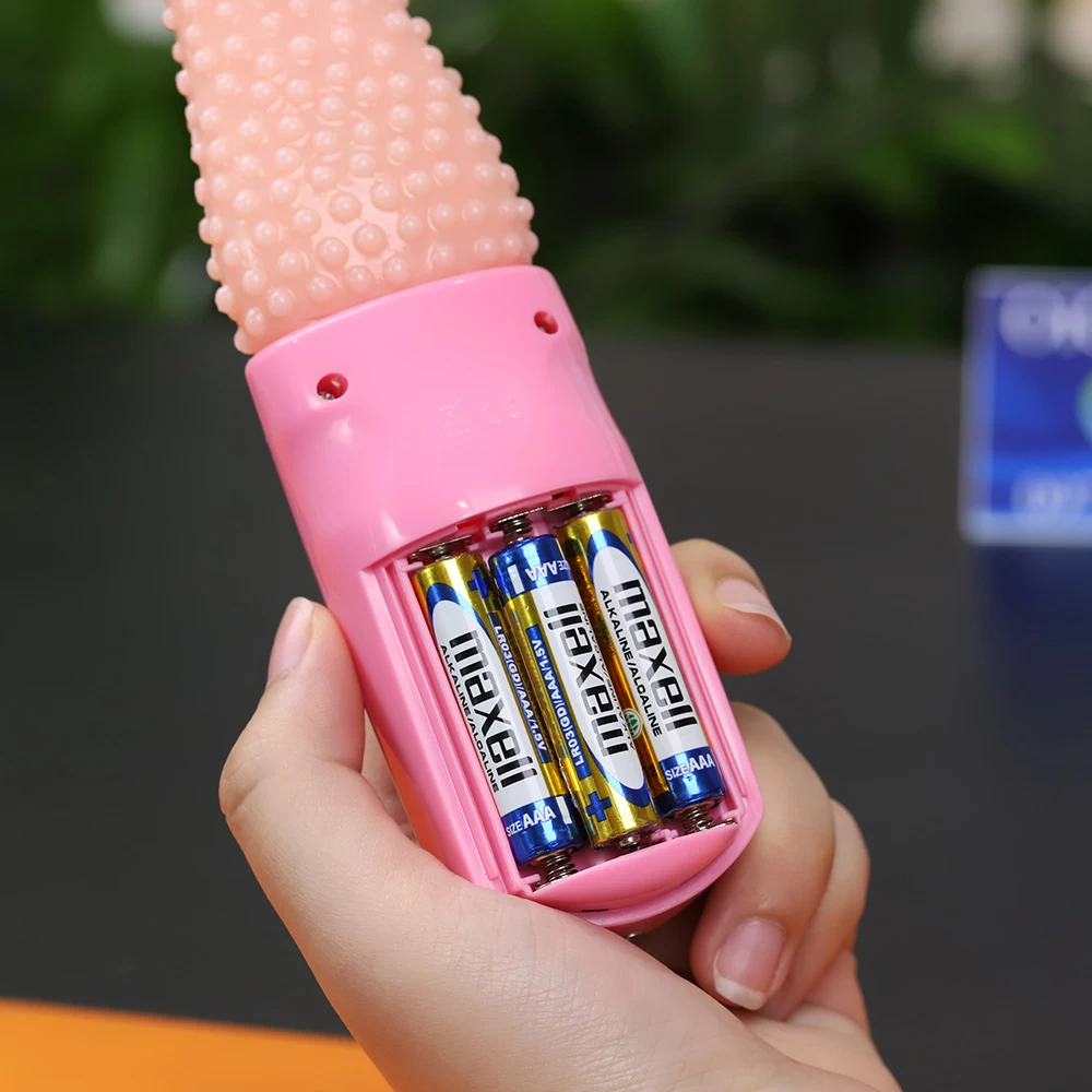 Chất liệu chân thật, tiện lợi tháo lắp với 3 pin AAA