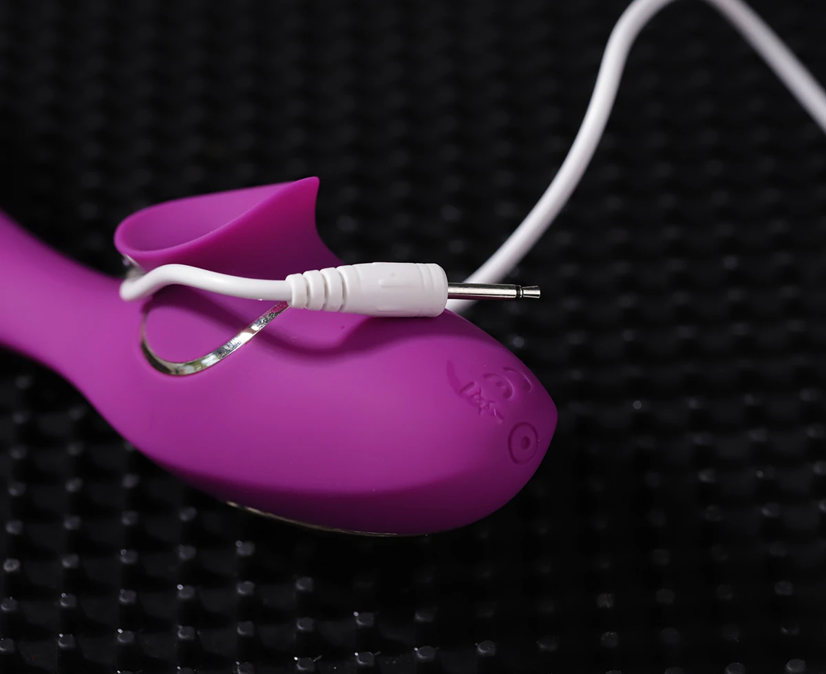 Đầu sạc ghim thẳng vào phần đuôi sextoy