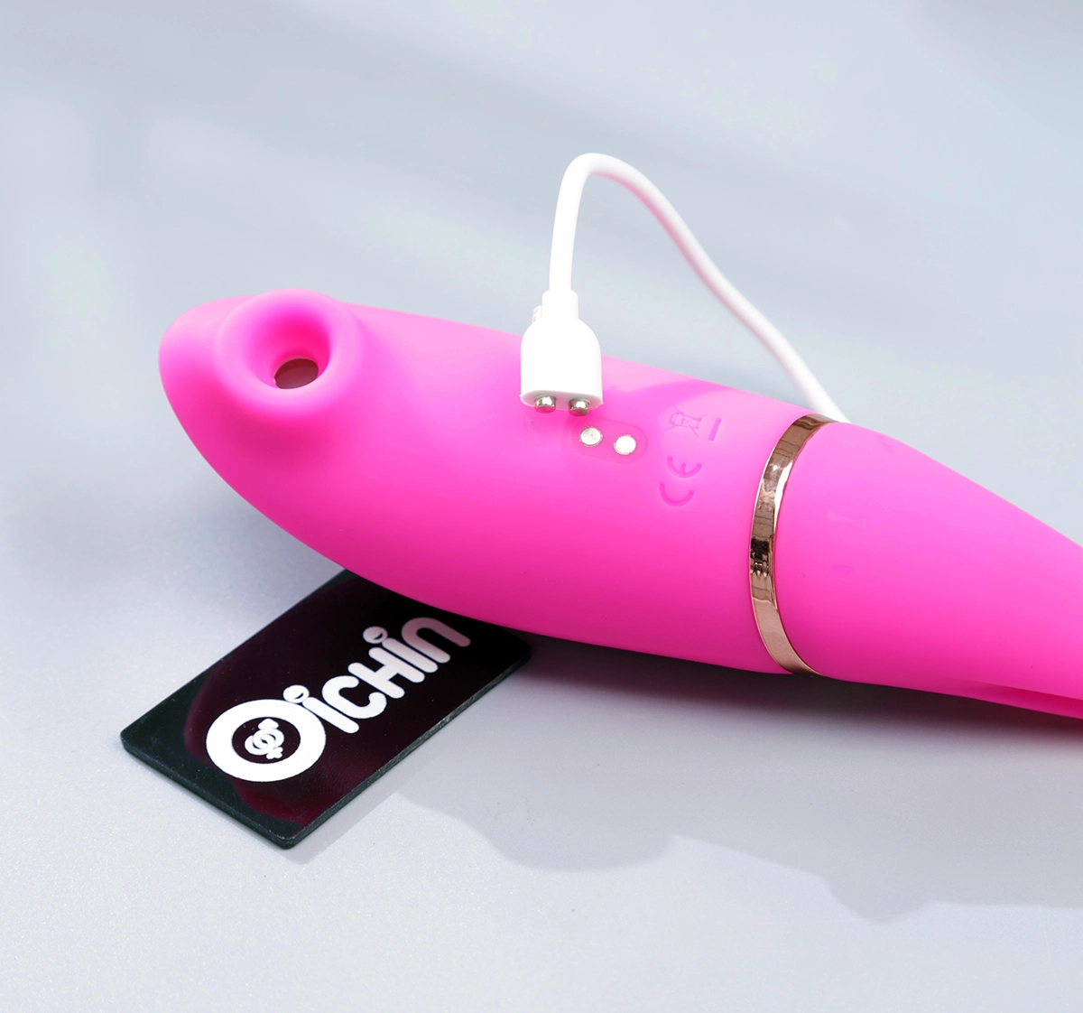 Cắm sạc từ tính vào chân sạc