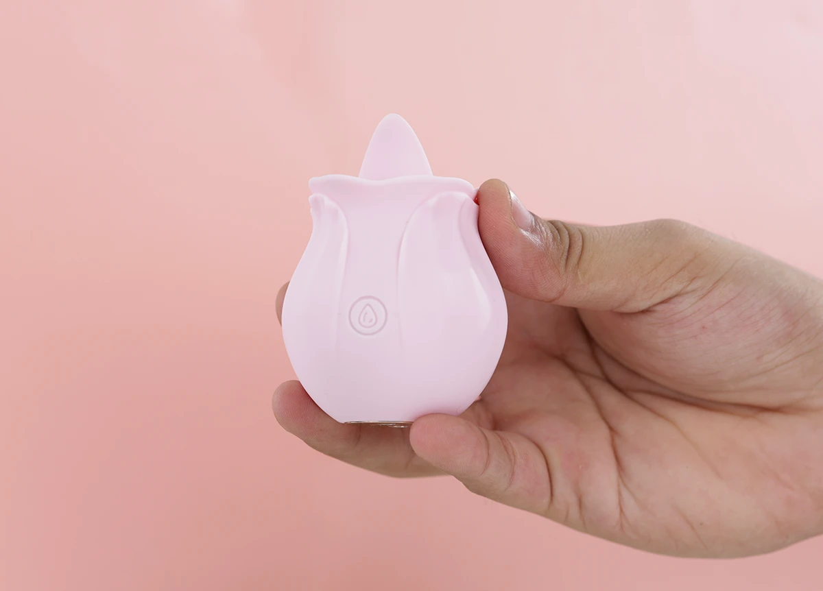 Máy rung liếm Miss Coyness Omysky được bao bọc bởi lớp silicone mềm mịn