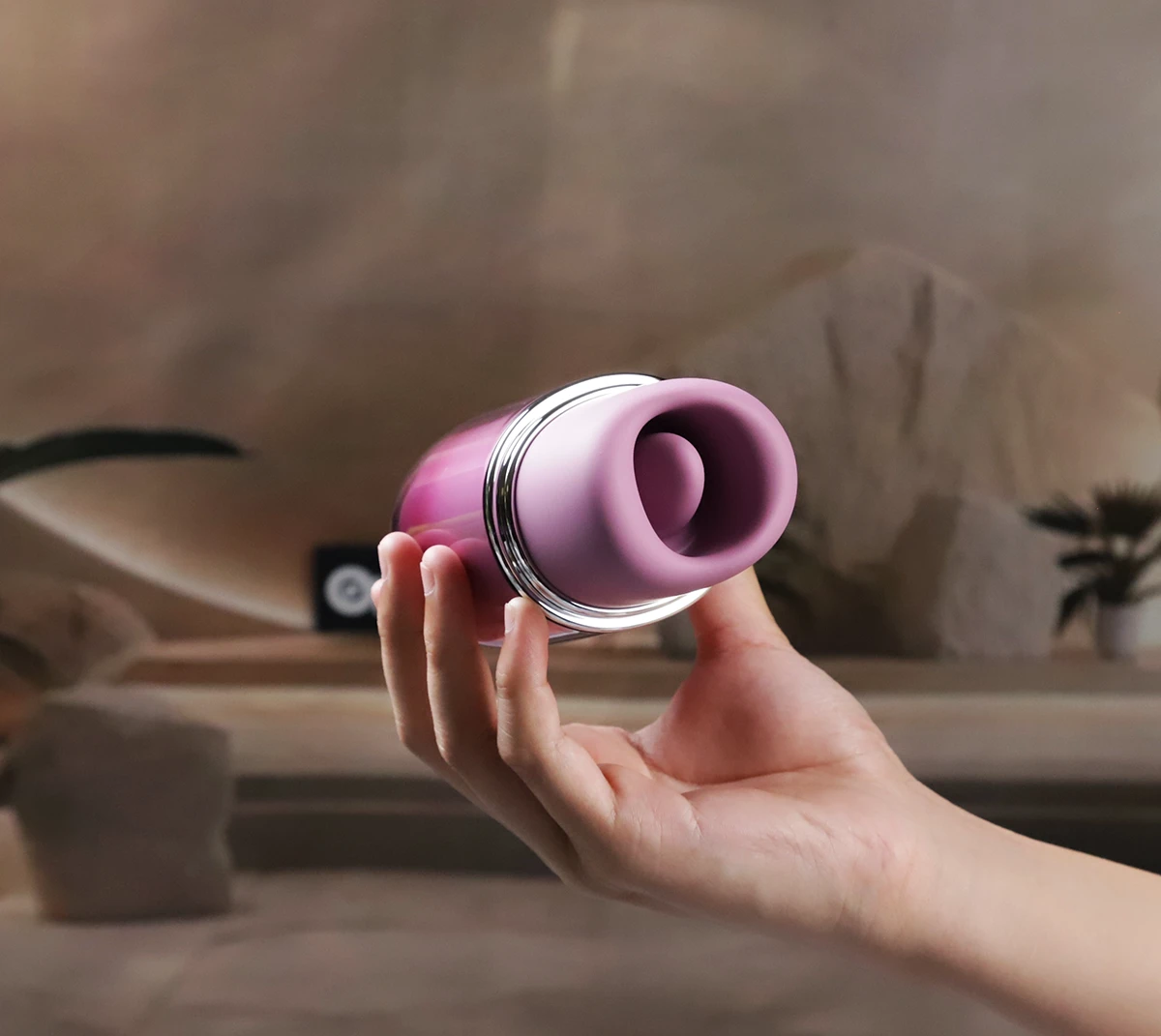 Máy massage lưỡi liếm hút Svakom Klitty cầm tay demonstrator lifestyle