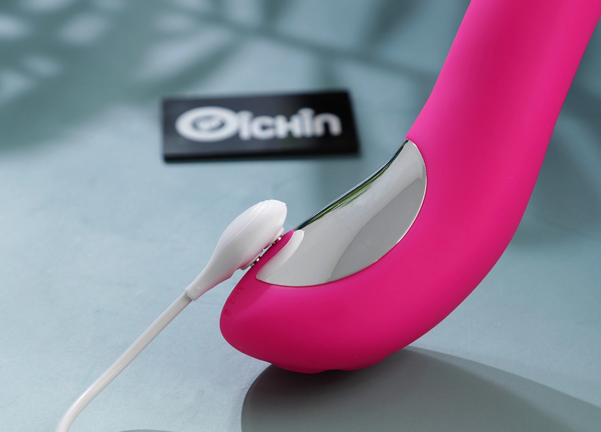 Osci 2 sử dụng pin sạc từ tính nhanh chóng. Đầu sạc nam châm, không lo làm rách silicon. Kết nối dây cáp USB với củ sạc điện thoại, laptop hay sạc dự phòng