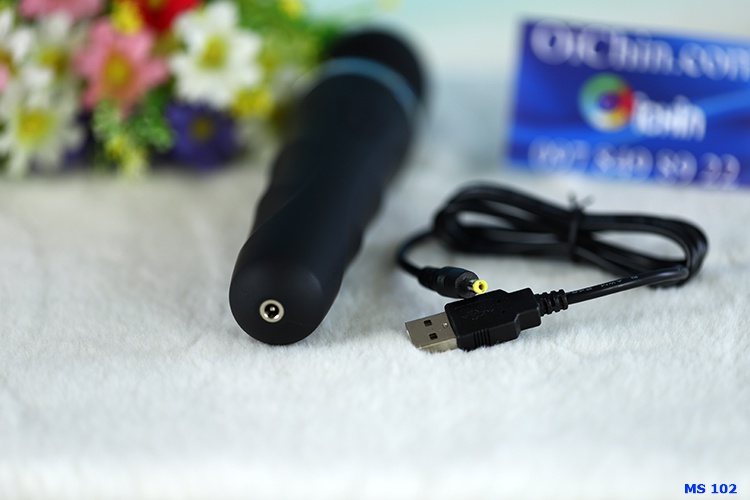 Chày rung này sử dụng nguồn điện pin sạc rất tiện lợi. Sạc nhanh chóng, dùng bên lâu