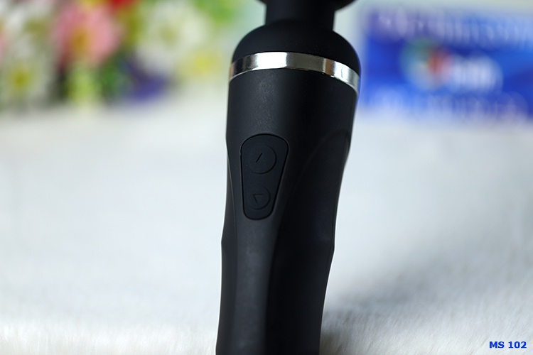 ấn giữ nút 3-5s mũi tên lên để bật/tắt. nhấn 2 nút này để thay đổi tần số, chế độ rung.