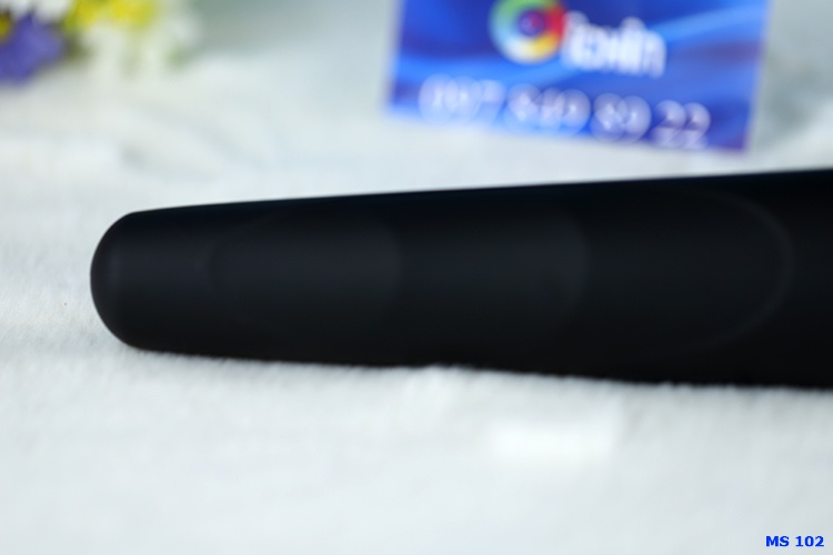 Tay cầm chắc chắn với các vết gân silicon trên thân.