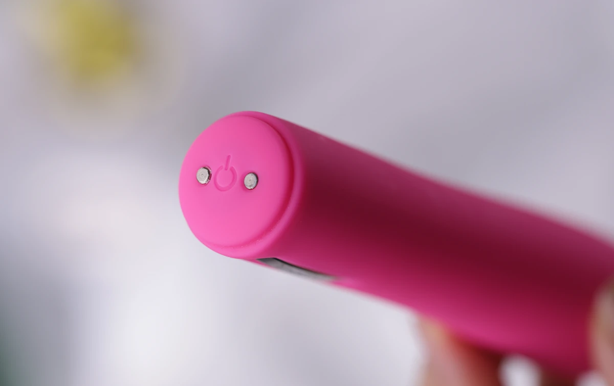 Iris Nalone sử dụng chân sạc từ tính kết nối nhanh chỉ với một cú chạm