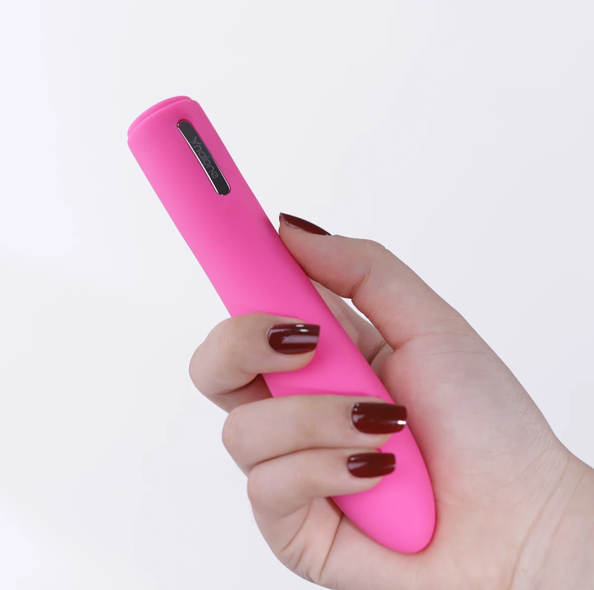 Máy rung vùng kín Iris được bao phủ bởi silicone y tế mịn mượt