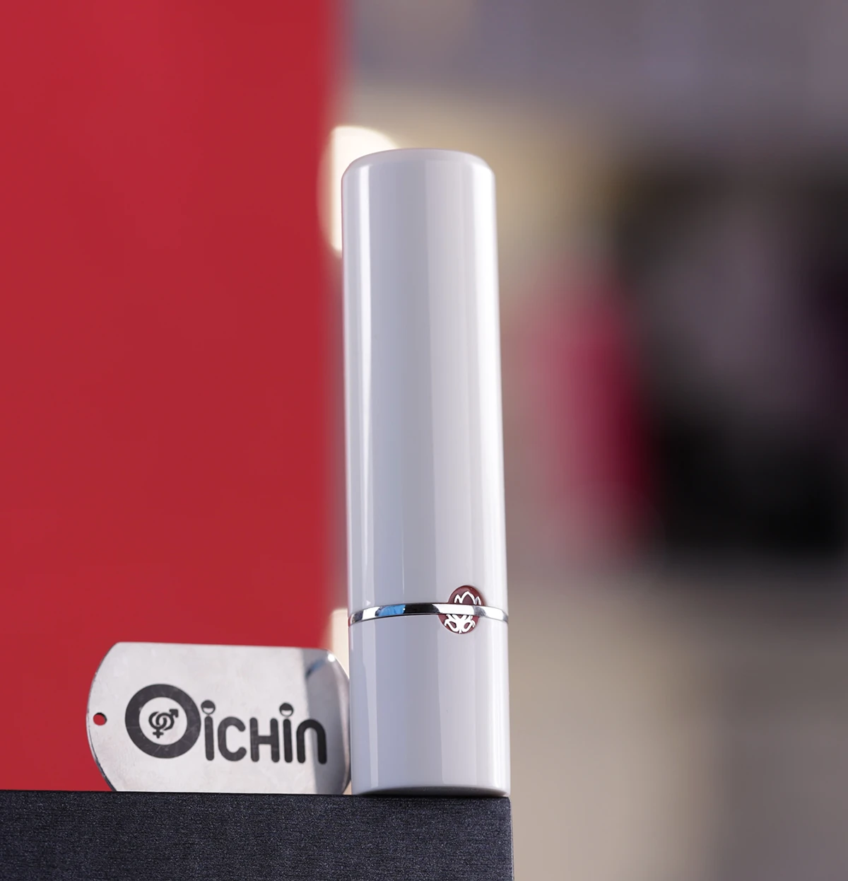 Bên ngoài là vỏ ABS cứng cáp và bền bỉ, giúp chống va đập nhẹ