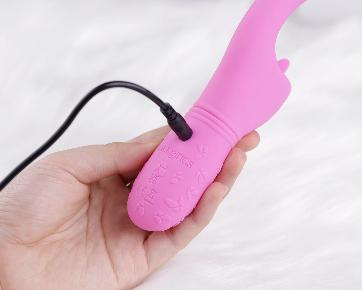 Máy rung vùng kín của CalExotics sử dụng cáp sạc USB 