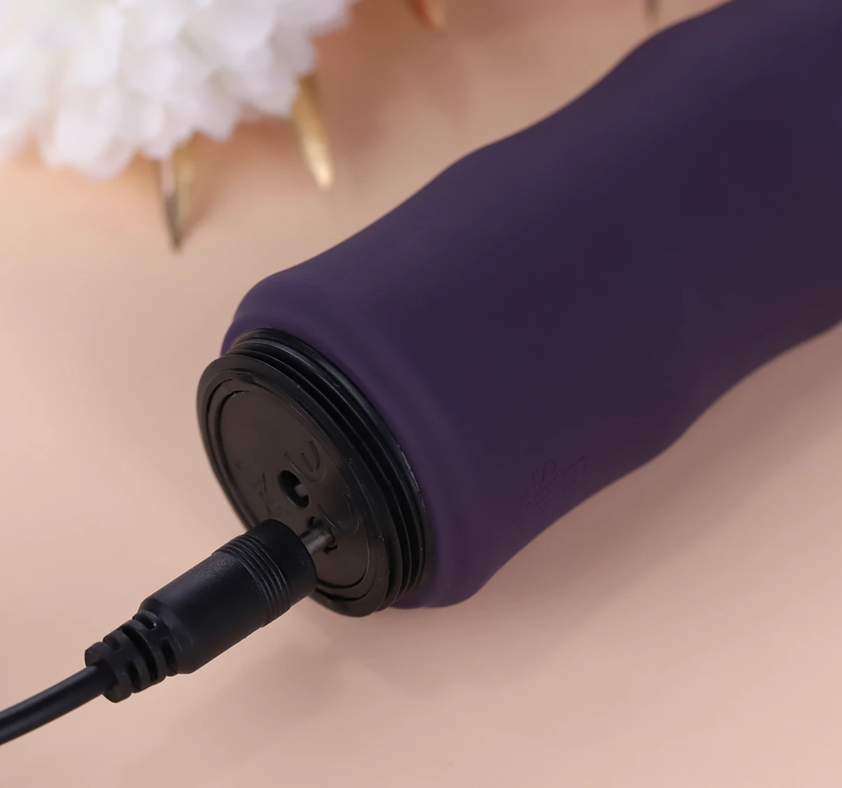 Cần 150 phút để sạc đầy pin cho Deep Inside Fifty Shades Freed, sau đó bạn có thể sử dụng liên tục trong khoảng 1.5 giờ