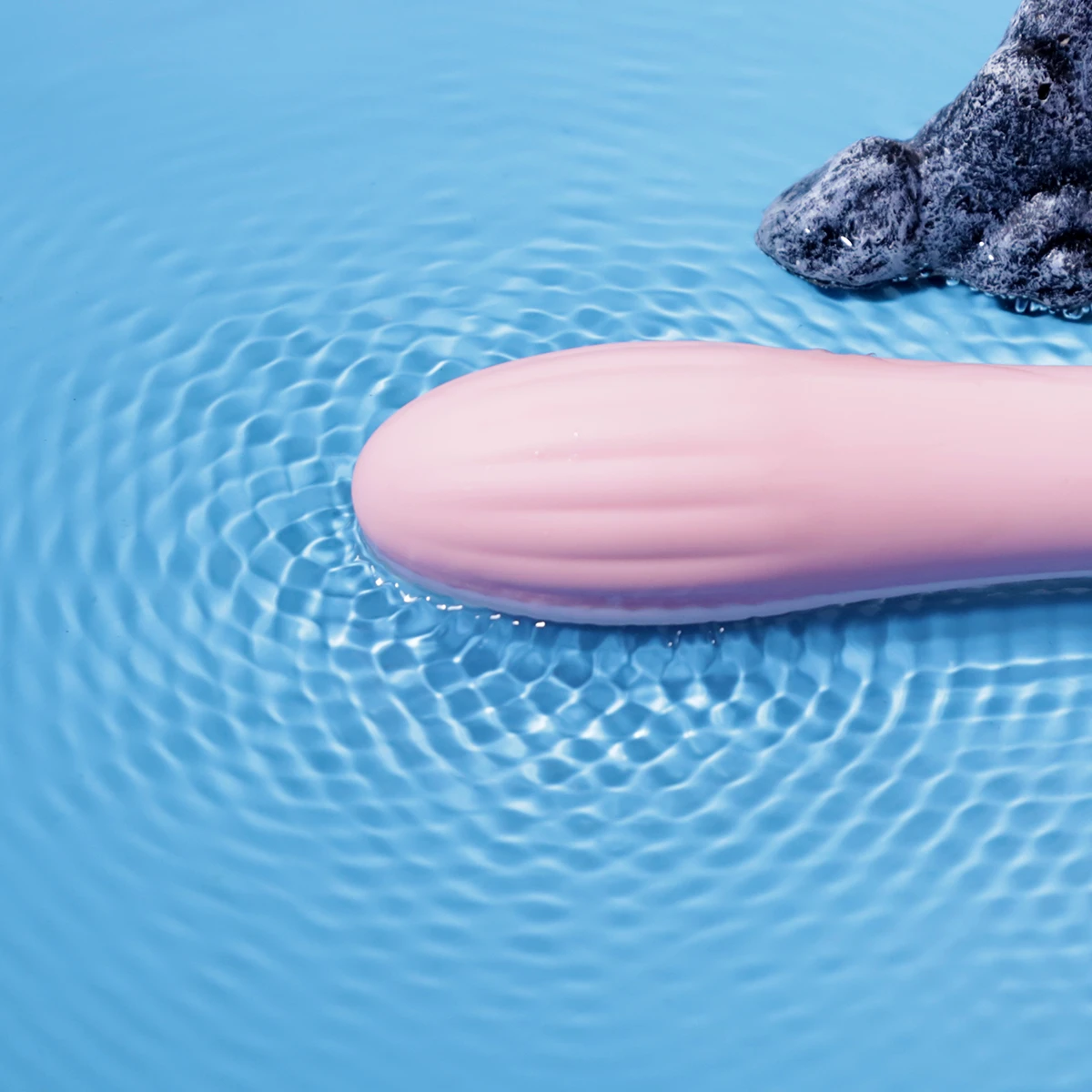 Rung động mạnh mẽ trong nước