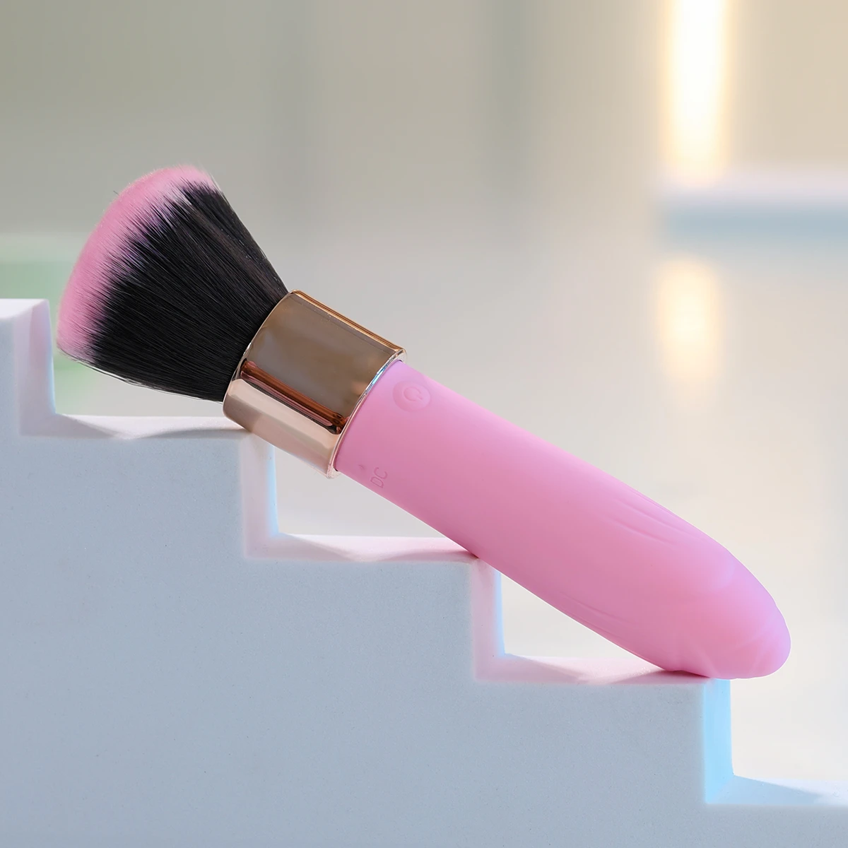 Thiết kế nhỏ gọn, công thái học có thể kích thích nhiều vị trí nhạy cảm