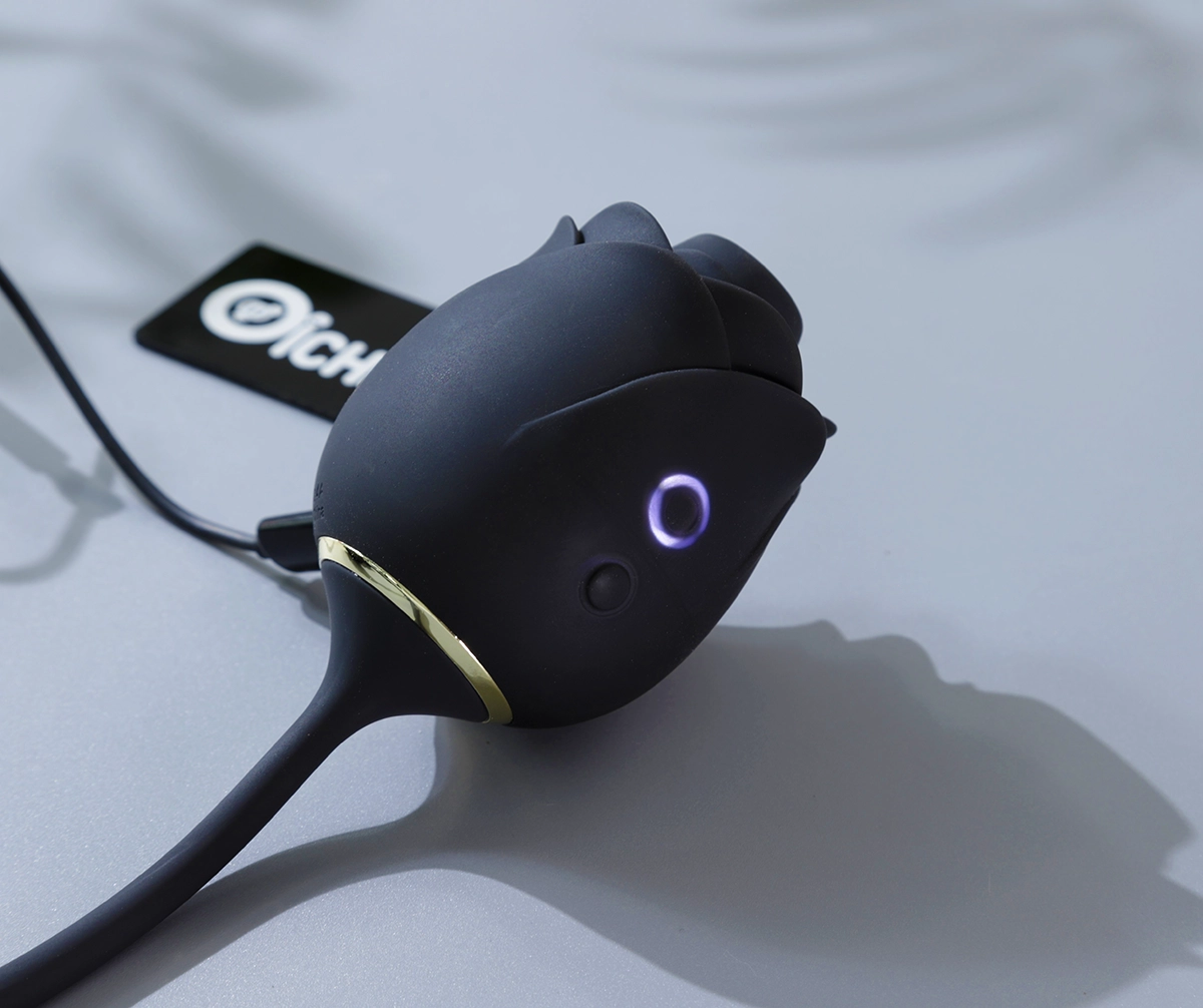 Cắm sạc vào đèn sáng