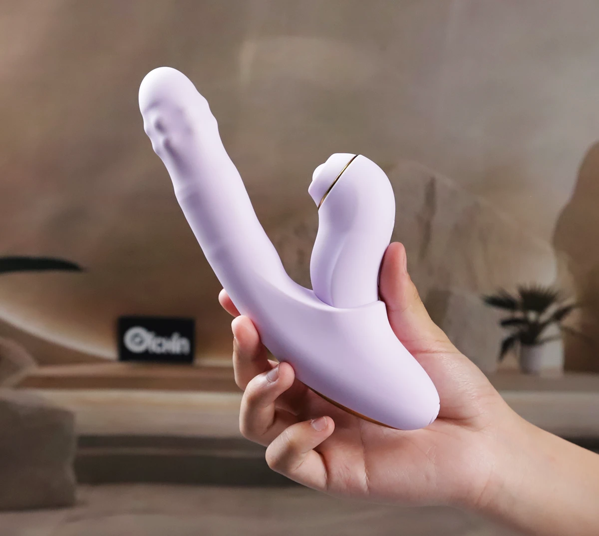 Máy massage Svakom Duoglow 5 trong 1 màu tím cầm trên tay hiển thị kích thước