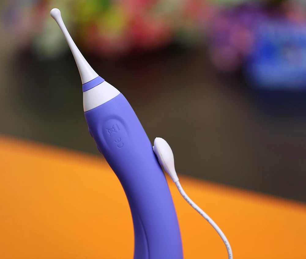 Chân sạc từ tính hiện đại cùng cáp USB