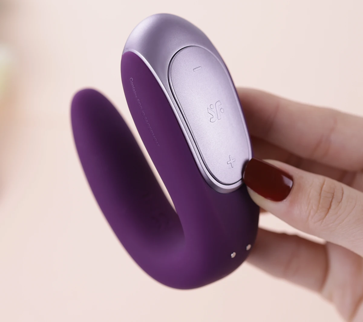 Đầu nhỏ thon và trơn chui vào bên trong âm đạo dễ dàng