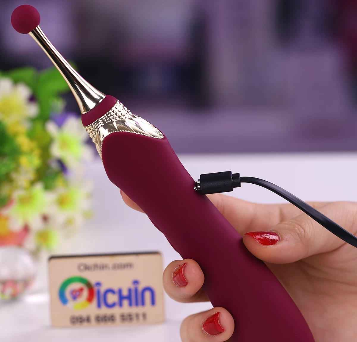 Chân sạc từ tính hiện đại với cáp USB tiện lợi