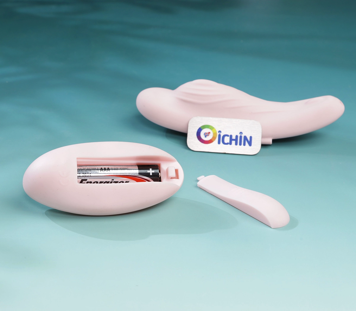 Gắn pin vào trong remote