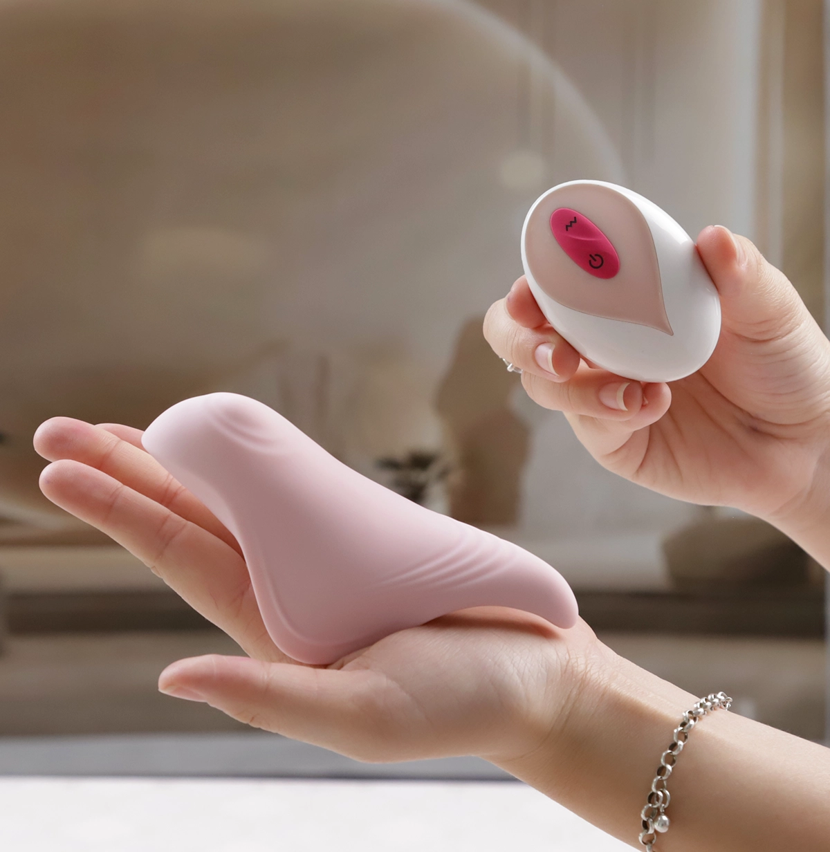 Điều khiển từ xa lên đến 10m. Bạn có thể thể ấn nút và sử dụng bất kỳ đâu, bất kỳ lúc nào. Remote điều khiển từ xa