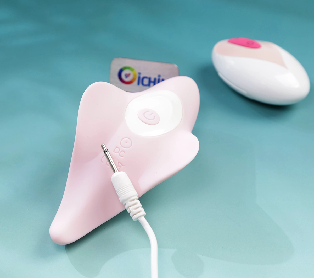 Máy rung vùng kín này sử dụng pin sạc rất tiện lợi. Chỉ cần cắm điện 1.5h-2h là đầy. Dùng liên tục đến 1.5 giờ. Chân sạc ghim vào bên trong