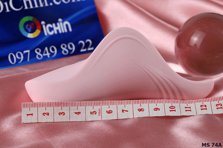 chiều dài 12,6cm, kích thước phù hợp để nằm gọn trong quần chip của chị em.