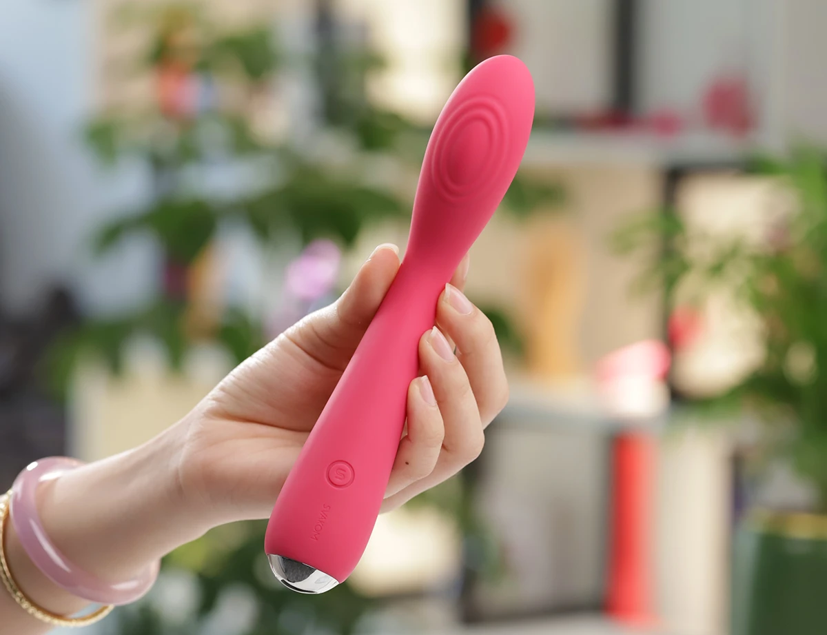 Svakom Iris ngoại hình đặc biệt là hình dạng ngón tay cong khá độc đáo