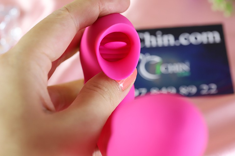 Một đầu có lưỡi giả silicon nhỏ xinh, êm mịn, bú liếm hột le cực sướng.